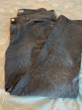 EVRI Women's Skinny Jeans in Faded Black Snake Print